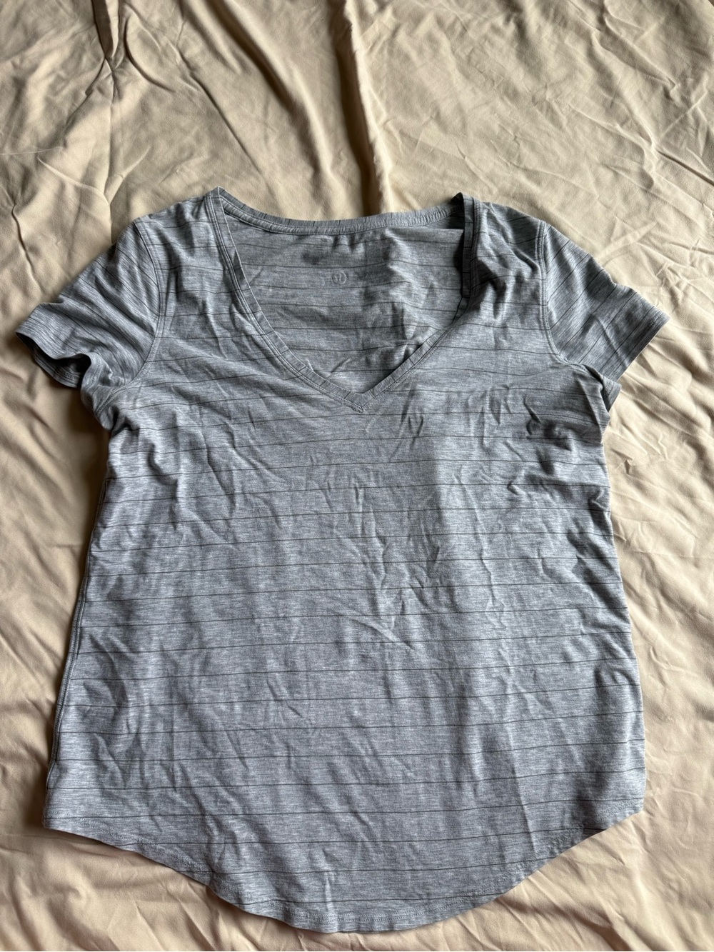 lululemon athletica Light Gray V-Neck Short Sleeve Tee